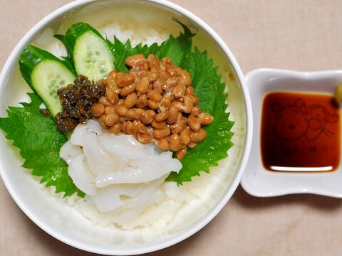 イカ納豆丼(しその実味噌添え)